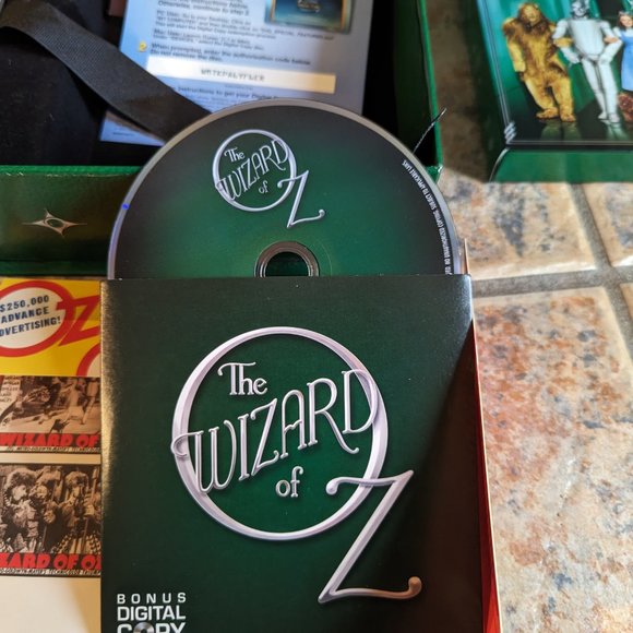The Wizard of Oz 70th Anniversary Ultimate Collectors Edition # 112,907 Blu-Ray - Picture 8 of 10